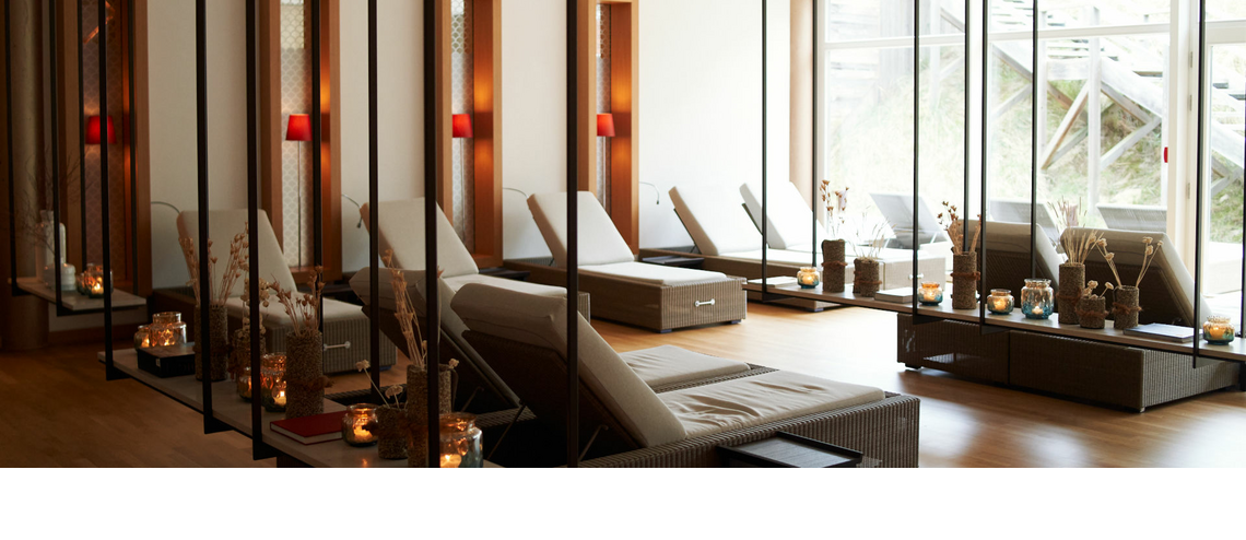 Eleganter Ruheraum mit Liegen, sanfter Beleuchtung und Kerzen im Severin*s Resort & Spa auf Sylt.
