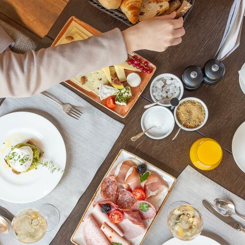 Wir nehmen Sie mit zu unserem Frühstück 🍳😍Bei uns können Sie ganz entspannt bis 13 Uhr frühstücken. Auch als...