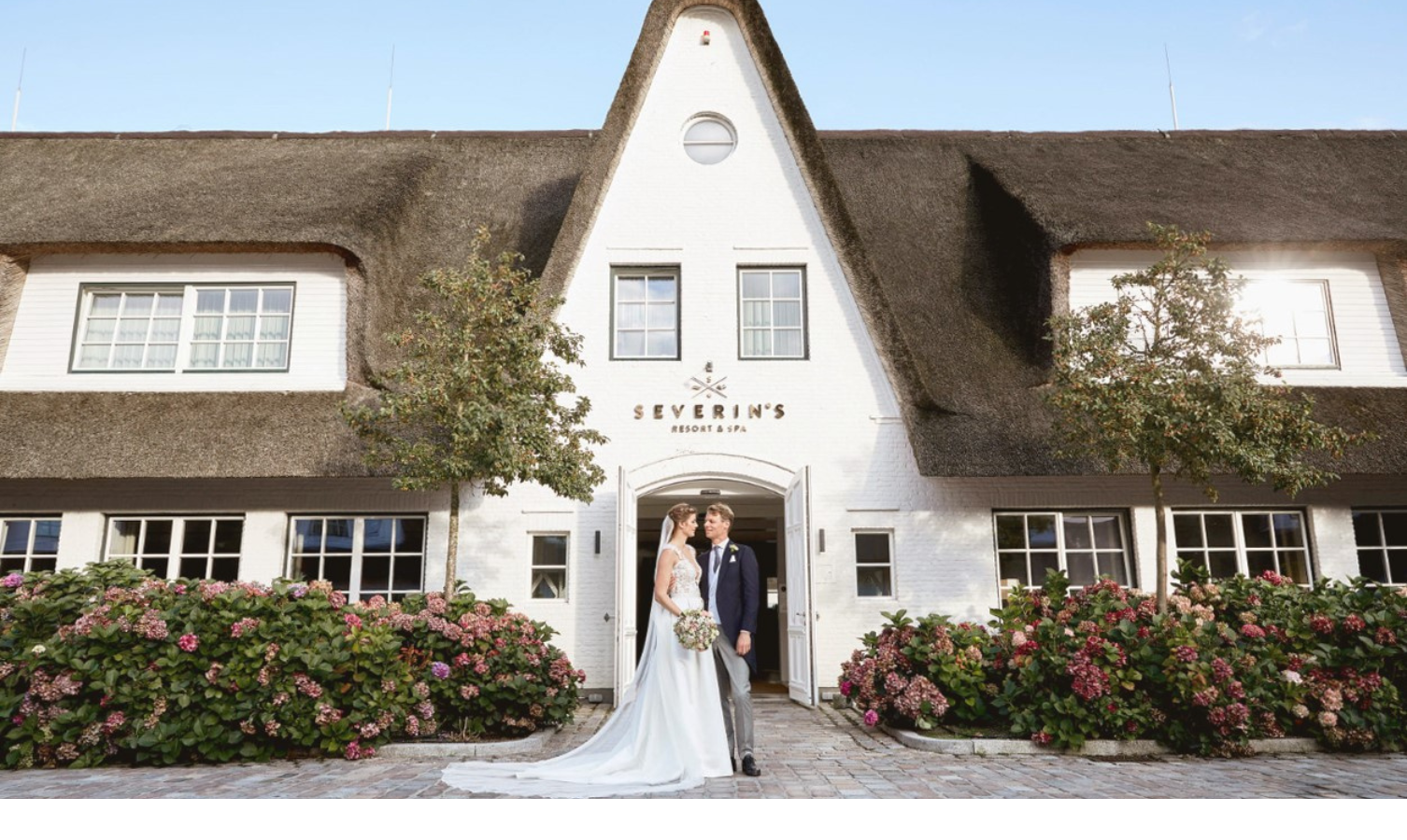 Brautpaar vor dem Eingang | Severin*s Resort & Spa