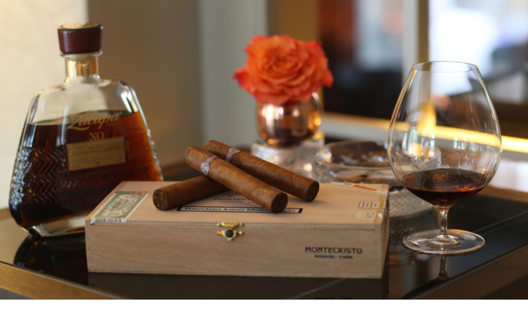 Zigarren mit Verpackung und Whisky | Severin*s Resort & Spa