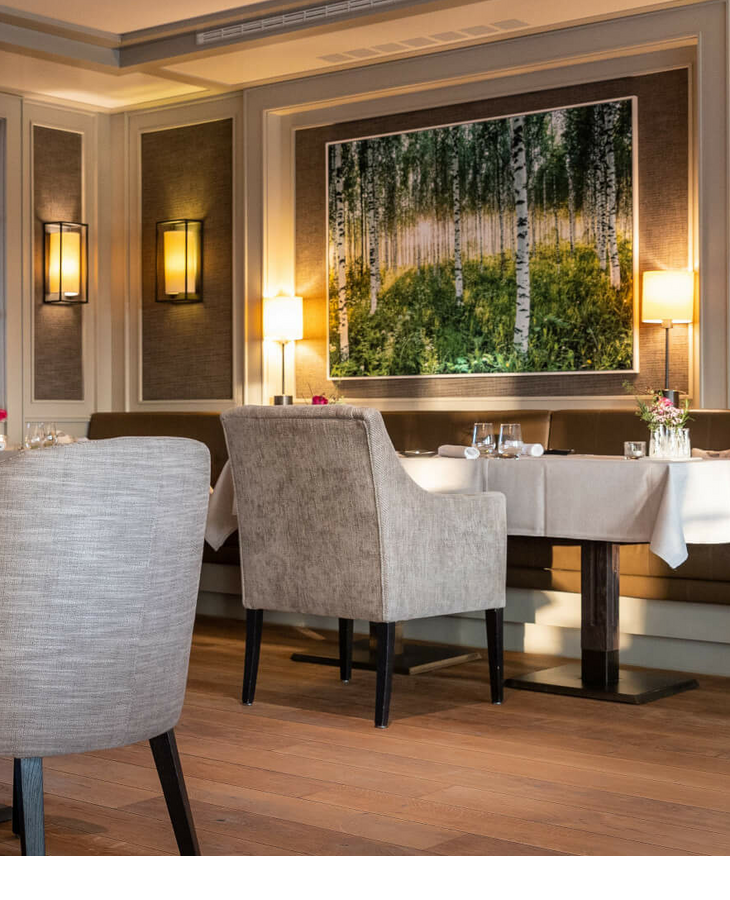 Restaurant Tipken's by Nils Henkel | Severin*s Resort & Spa Elegant restaurant at Severin*s Resort & Spa on Sylt, with stylishly laid tables and cozy seating.