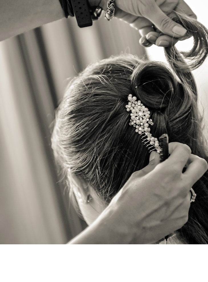 Frisur Styling einer Braut für die Hochzeit im Hotel Severin*s auf Sylt Person is styled, with hair ornaments made of pearls and flowers in the hair, in an elegant ambience.