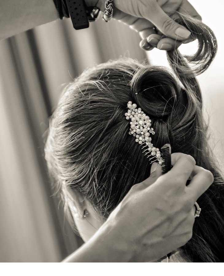 Frisur Styling einer Braut für die Hochzeit im Hotel Severin*s auf Sylt Person is styled, with hair ornaments made of pearls and flowers in the hair, in an elegant ambience.
