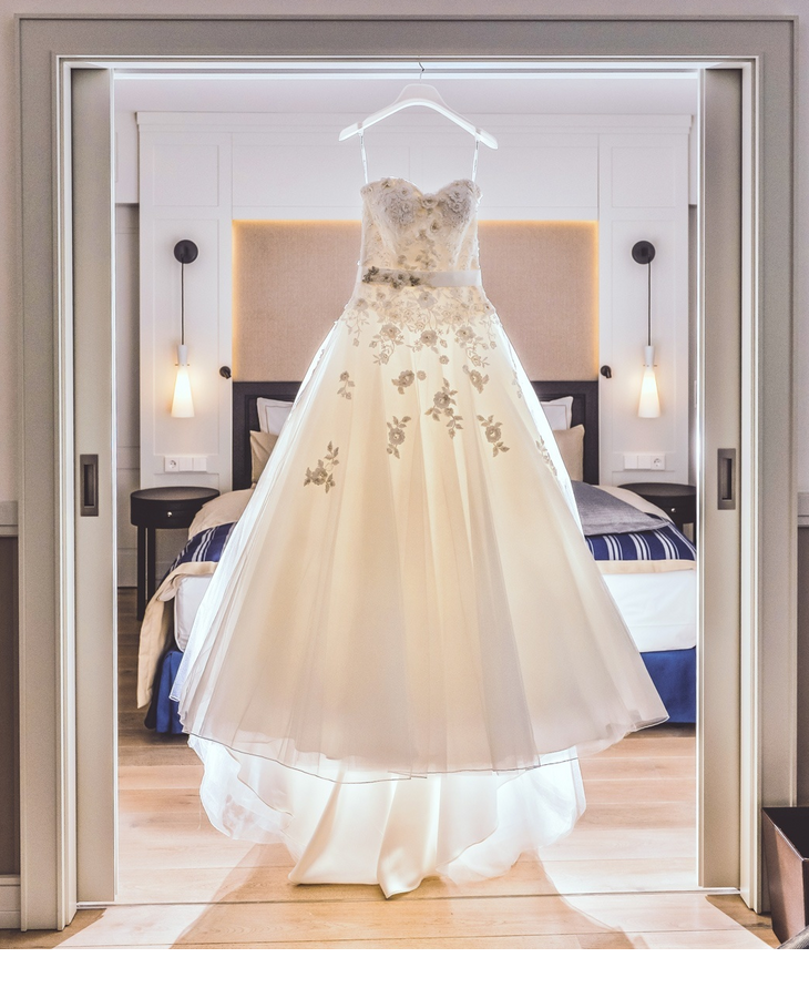 Brautkleid wird vorbereitet für die Braut und Hochzeitszeremonie im Hotel Severin*s auf Sylt