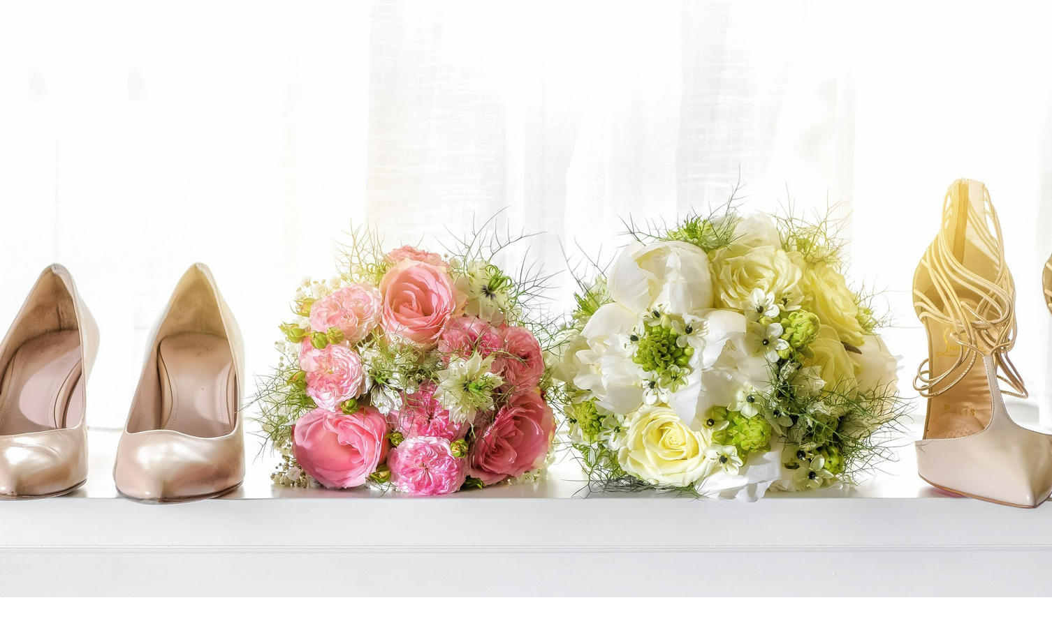 Blumen und Schuhe. Vorbereitung einer Hochzeit im Hotel Severin*s auf Sylt Two pairs of elegant women's shoes and two bouquets of flowers, pink and white, on a windowsill.