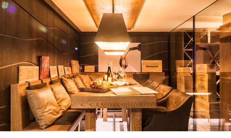 Seating area with table in the wine cellar of the Hotel Severin * s on Sylt Seating area with table in the wine cellar of the Hotel Severin * s on Sylt